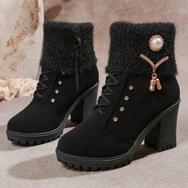 ❄️ ZUM HALBEN PREIS durch den Winter! 👢 Die warm gefütterte Allround-Stiefelette mit robustem Blockabsatz. Stylisch, vielseitig & immer warm – zu Jeans, Kleid oder Rock.