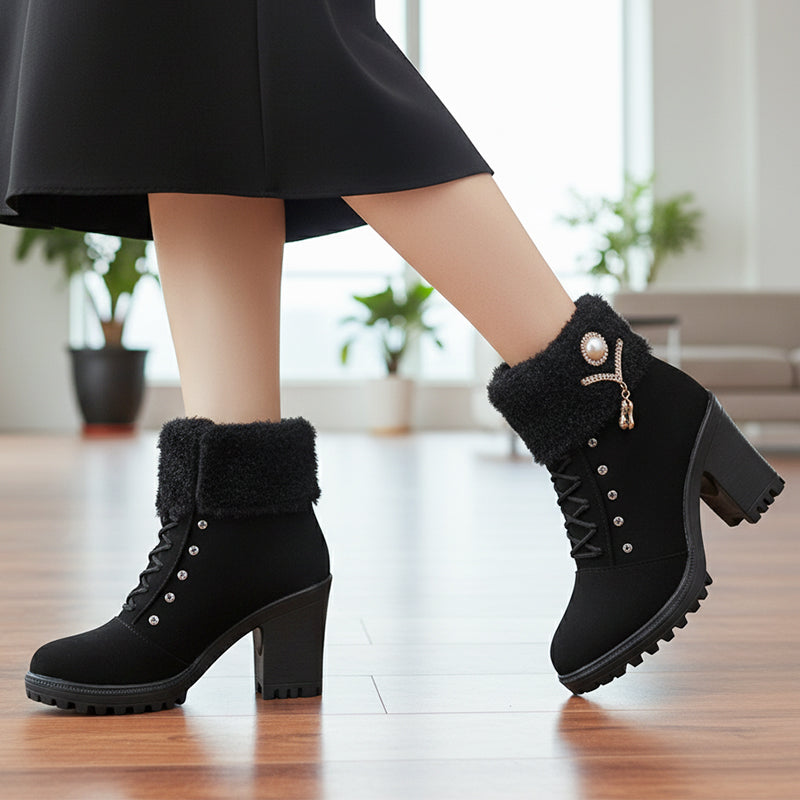 ❄️ ZUM HALBEN PREIS durch den Winter! 👢 Die warm gefütterte Allround-Stiefelette mit robustem Blockabsatz. Stylisch, vielseitig & immer warm – zu Jeans, Kleid oder Rock.