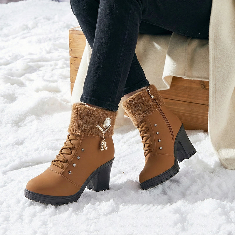 ❄️ ZUM HALBEN PREIS durch den Winter! 👢 Die warm gefütterte Allround-Stiefelette mit robustem Blockabsatz. Stylisch, vielseitig & immer warm – zu Jeans, Kleid oder Rock.