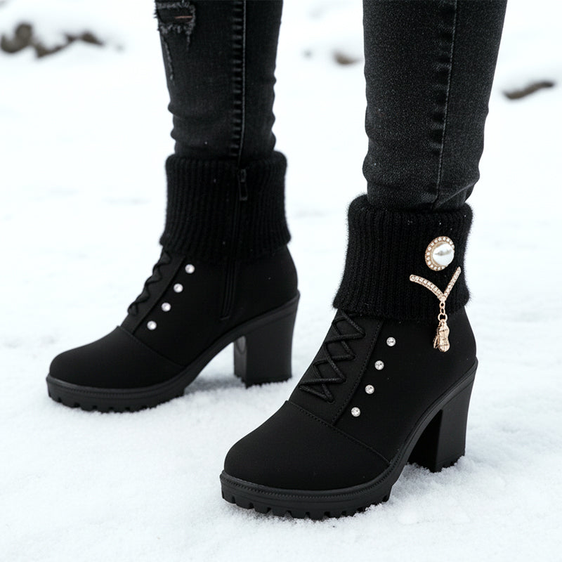 ❄️ ZUM HALBEN PREIS durch den Winter! 👢 Die warm gefütterte Allround-Stiefelette mit robustem Blockabsatz. Stylisch, vielseitig & immer warm – zu Jeans, Kleid oder Rock.