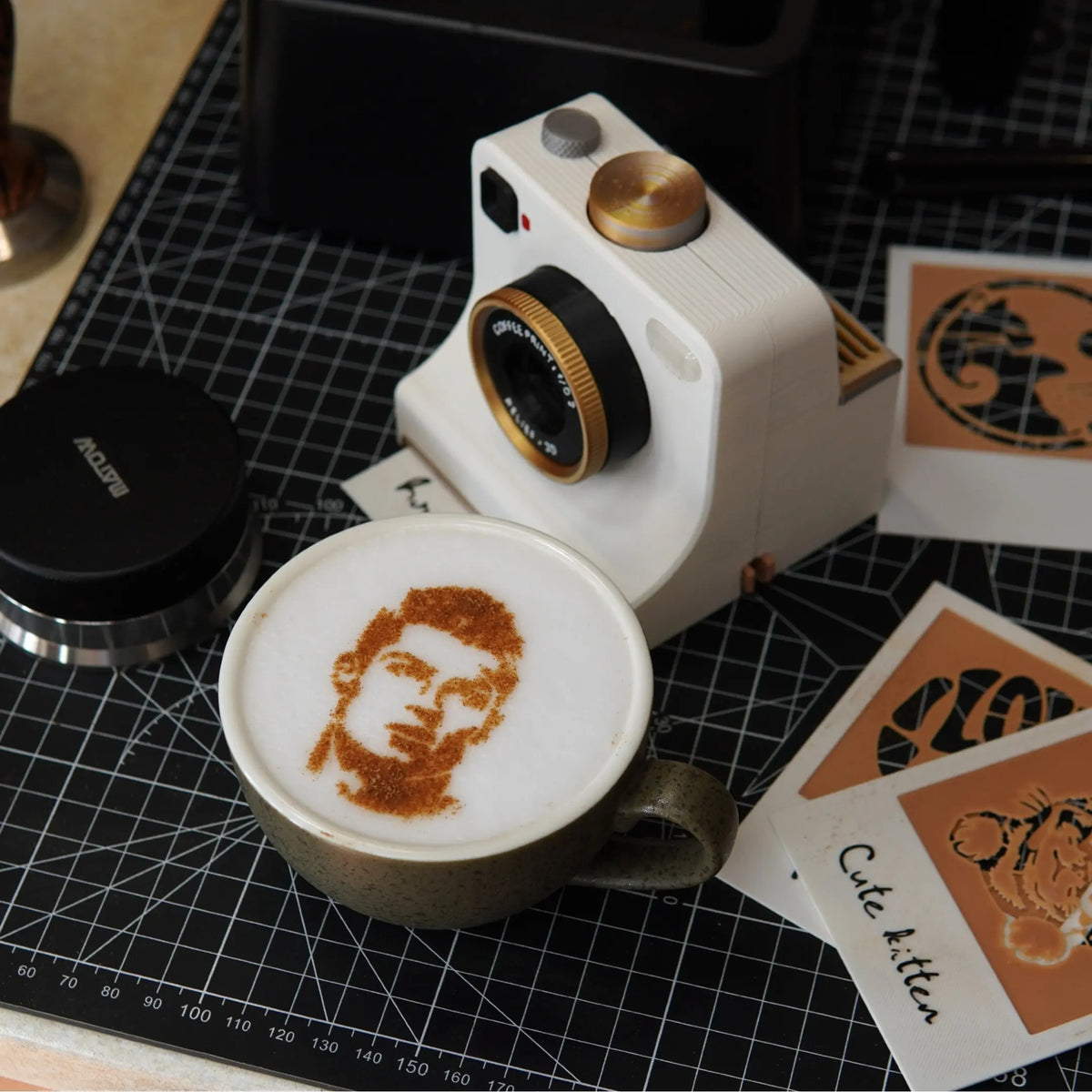 🎃Halloween-Angebot: 50 % Rabatt!🔥Retro-Kaffee-Kunstkamera – Mechanischer Latte-Schablonendrucker