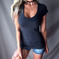👚 KAUFE 1, ERHALTE 1 GRATIS! ✨ Damen Sommer Tief V-Ausschnitt Slim Tops – Figurbetont, Leichter Stoff & Perfekt Für Heiße Tage ☀️