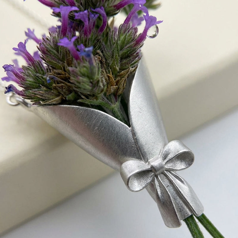 🎁 1+1 GRATIS!! 💐 Halskette mit Blumenstrauß – Einzigartig und persönlich🌸
