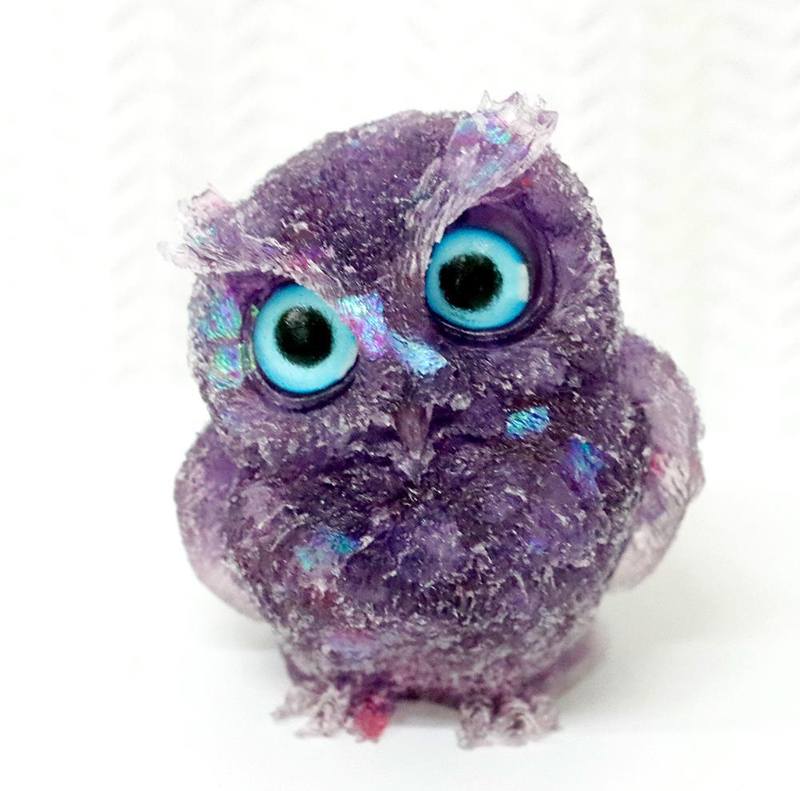 🎁🦉 Natürlicher Kristall-Edelstein-Harz-Eulen-Dekor – Handgefertigter Tischornament für zu Hause, Büro, Auto & Hochzeit